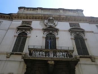13, palazzo Serego, Alighieri,poggiolo con trofeo di bandiere con insegne araldiche