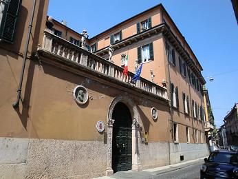 Via Leoncino 16, Palazzo Albertini, Giusti