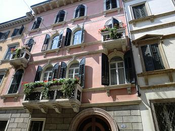 Via Leoncino 20 Facciata Palazzina Remondino, rifatta dopo bombardamenti