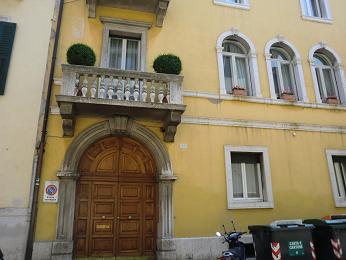 Via Leoncino,23 Palazzo Vivaldi-rifatto dopo il bombardamento, nel cortile fontana con delfini