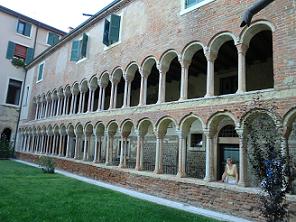 Canonicale, Chiostro mod